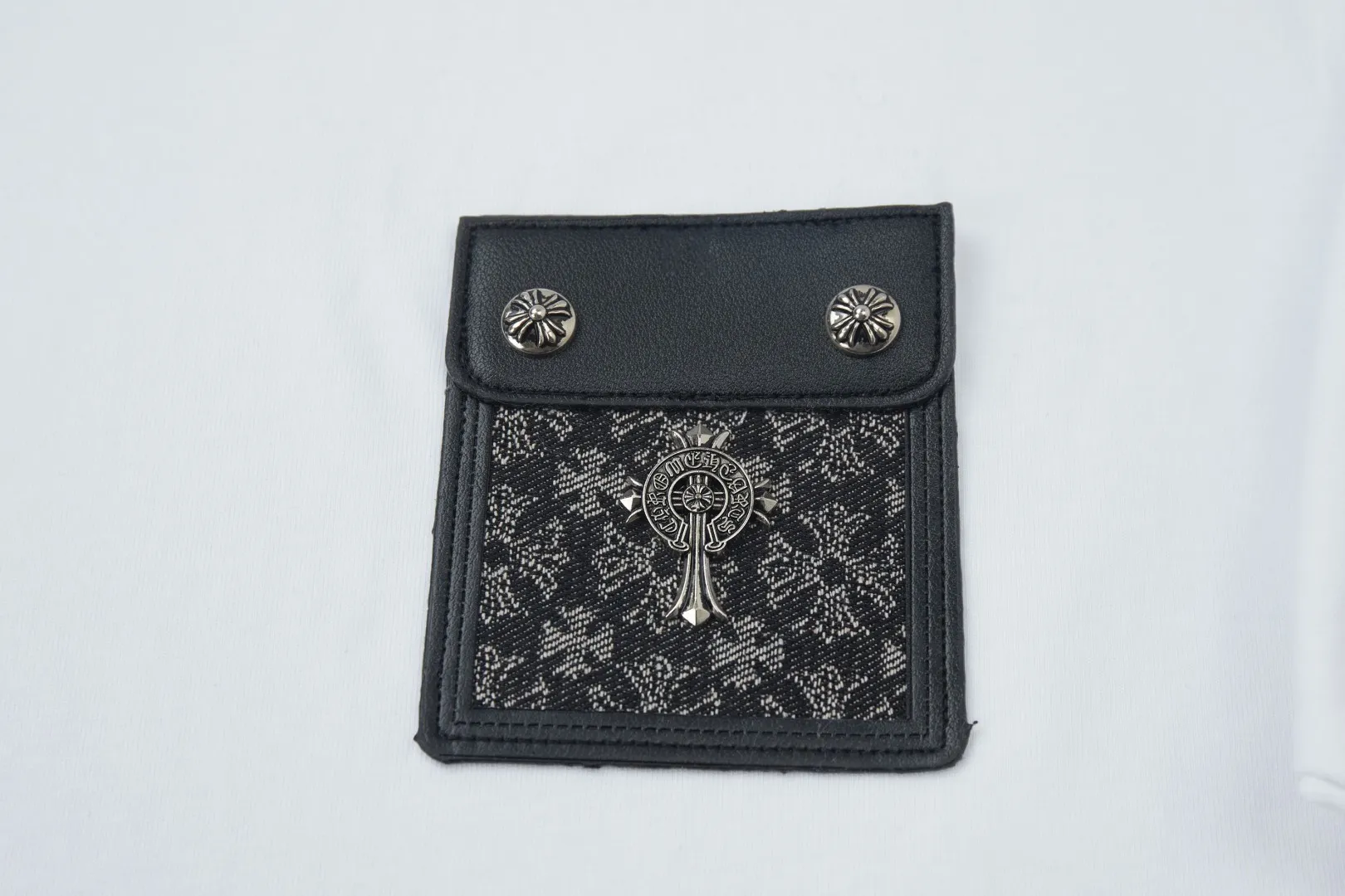 🅿️220 ✨CH✨🆕25SS spring and summer new style Crow Heart ✝ frame logo embroidered leather label short sleeves Light luxury essential item for daily commuting for men and women Correct version Welcome to compare Detailed features · 260g 100% pure cotton double yarn jersey fabric · Special thickened 32 pieces of double-strand 1X1 thread in the same vat · Double needle stitching and cross-stitching technology · Original main mark, washed tag, branded moisture-proof paper packaging Color: White/Black/ Size: S/M/L/XL